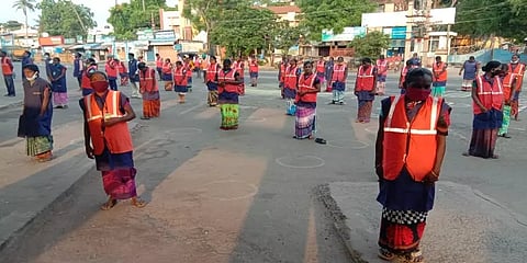 உடற்பயிற்சியில் ஈடுபட்ட தூய்மை பணியாளர்கள்