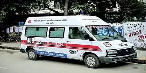 ‘ஆம்புலன்ஸில் ட்ரிப்ஸ் உடன் தந்தை’: திருமணத்தை முடிக்க இளைஞர் போட்ட மாஸ்டர் பிளான்..!