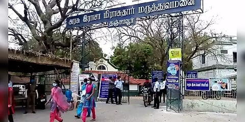 தஞ்சை அரசு மருத்துவமனையில் பிடிபட்ட பாம்புகள் - பொது மக்கள் அச்சம்