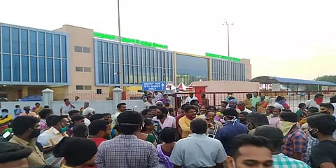 தனிமனித இடைவெளி எங்கே?: சென்னை மாதவரம் தற்காலிக மார்க்கெட்டில் மக்கள் கூட்டம்!