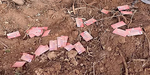 புதுக்கோட்டையில் குப்பையில் வீசப்பட்ட மருத்துவ காப்பீட்டு அட்டைகள் - அதிர்ந்த போன மக்கள்