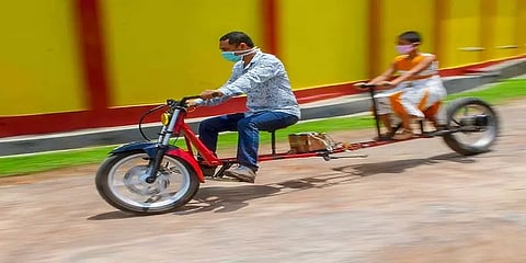 மெக்கானிக் கண்டுபிடித்த தனிமனித இடைவெளி பைக் - குவியும் பாராட்டுகள்