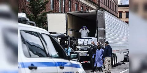 இடப்பற்றாக்குறையால் லாரிகளில் வைக்கப்படும் உடல்கள் - கவலையளிக்கும் நியூயார்க் நகரம்