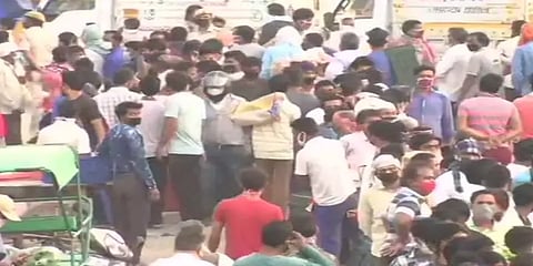 எங்கே தனிமனித இடைவெளி?: மக்கள் நெரிசலில் மூச்சடைத்த மார்க்கெட்!