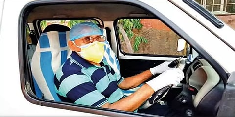 கொரோனா போர் முடிந்ததும் வீட்டிற்கு செல்வேன் - 42 நாட்களாக ஆம்புலன்சில் தூங்கும் ஓட்டுநர்