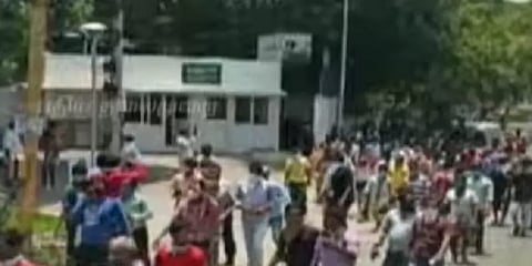 சொந்த ஊருக்கு திரும்ப அனுமதி கொடுங்கள் - வேளச்சேரியில் வடமாநில தொழிலாளர்கள் போராட்டம்