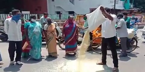 புதுச்சேரி: ரேசன் அரிசியை தெருவில் கொட்டி மறியலில் ஈடுபட்டவர்கள் கைது