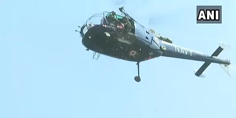 கொரோனா முன்கள வீரர்களுக்கு முப்படைகளின் கவுரவம் - காற்றில் பறந்த மலர்கள்