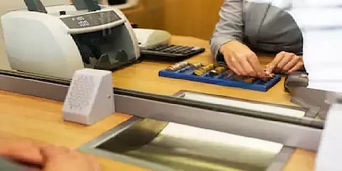 கொரோனா அச்சுறுத்தல்: வங்கியில் பணம் எடுக்க புதிய நடைமுறை