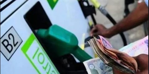 மதிப்பு கூட்டுவரி அதிகரிப்பு : உயரும் பெட்ரோல், டீசல் விலை