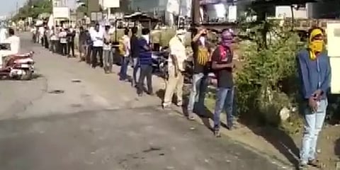 சத்தீஸ்கரில் திறக்கப்பட்ட மதுபானக் கடைகள்: நீண்ட வரிசையில் காத்திருந்த மதுபிரியர்கள்!!