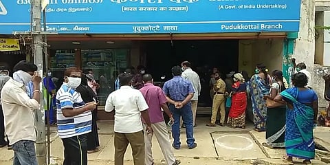 தனிமனித இடைவெளியை பின்பற்றாமல் வங்கியில் குவிந்த மக்கள்..!