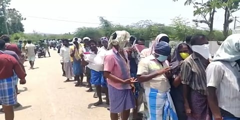 திருவிழா போல் மதுக்கடையில் கூட்டம் ! ஆந்திர எல்லைக்கு படையெடுத்த தமிழக மது பிரியர்கள் !