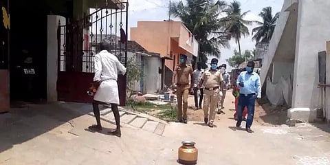 கொரோனா சிகிச்சை பயம்: அதிகாரிகளை கண்டு ஓட்டம் பிடித்த கோயம்பேடு கூலித்தொழிலாளர்கள் ..!