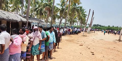 40 நாட்களுக்குப் பின் மதுக்கடை திறப்பு : அலைமோதிய கூட்டத்தால் அடைப்பு..!