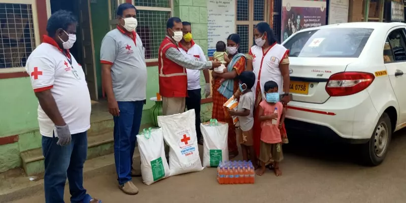 கணவர் உடலை அடக்கம் செய்ய வந்த இடத்தில் குழந்தைகளுடன் தவித்த பெண்...! உதவிய ஆட்சியர்