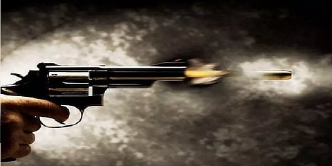 பக்கத்து வீட்டாருடன் தகராறு: துப்பாக்கியால் கண்மூடித்தனமாக சுட்ட காவலர்!