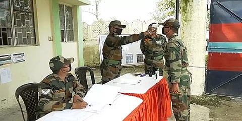 டெல்லியில் பணிபுரிந்து வரும் 45 ராணுவ அதிகாரிகளுக்கு கொரோனா தொற்று