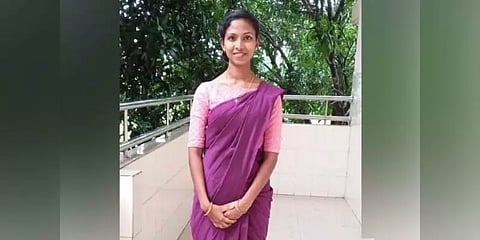 கதவை உடைத்துக் கொண்டு உள்ளே புகுந்த ஆம்புலன்ஸ் - 23 வயது செவிலியர் பரிதாப உயிரிழப்பு