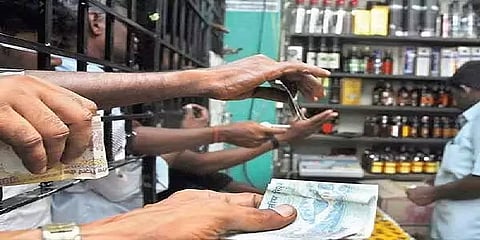 வரியை உயர்த்தியது தமிழக அரசு: நாளை முதல் விலை உயர்கிறது மதுபானம்!