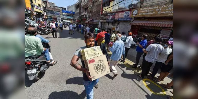 மதுக்கடையில் நிலவும் நெரிசலைக் கட்டுப்படுத்த ஆசிரியர்களை அமர்த்திய ஆந்திர அரசு