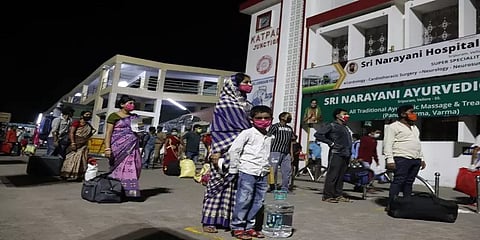 வேலூரில் இருந்து சிறப்பு ரயிலில் 1140 பேர் ஜார்க்கண்ட் அனுப்பி வைப்பு