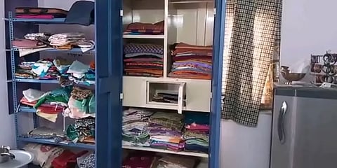 17 சவரன் நகை; 3 செல்போன் - வீட்டை திறந்து வைத்துவிட்டு தூங்கியபோது கைவரிசை