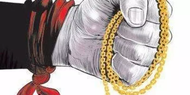 காற்றுக்காக வீட்டை திறந்துவைத்து தூங்கியதால் செல்போன் உட்பட 4 சவரன் தங்க நகைகள் திருட்டு