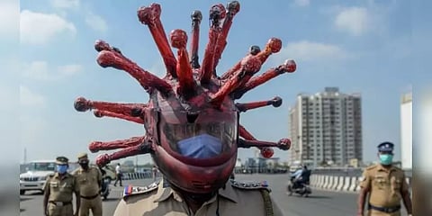 கொரோனா சிகிச்சையில் வீடு திரும்பிய துணை ஆணையர் : கைதட்டி வரவேற்ற மக்கள்