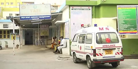 வாகனம் மோதி விபத்து: ஊரடங்கு தளர்வால் கடையை திறக்க சென்ற மூவர் உயிரிழப்பு