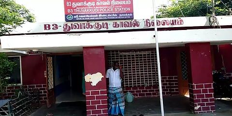 மதுபோதையில் இரு பிரிவினருக்கிடையே மோதல் - 3 பேரின் மண்டை உடைப்பு