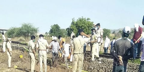 சரக்கு ரயில் மோதி விபத்து: தண்டவாளத்தில் உறங்கிய 17 தொழிலாளர்கள் உயிரிழப்பு