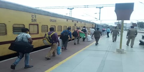 புலம்பெயர்ந்த தொழிலாளர்களுடன் கோவையிலிருந்து புறப்பட்ட சிறப்பு ரயில் !