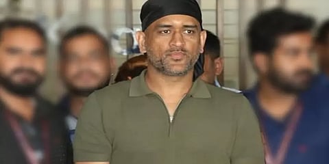 அஜித் போல சால்ட் அண்ட் பெப்பர் லுக்கிற்கு மாறிய "தல" தோனி !