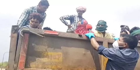 தெலங்கானா டு சத்தீஸ்கர் - வேகாத வெயிலில் 800 கி.மீட்டர் லாரியில் பயணித்த தொழிலாளர்கள்
