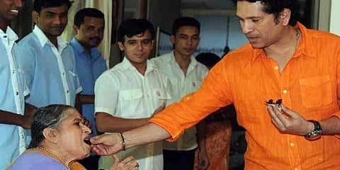 "நீங்கள் ஈடு இணையற்றவர் அம்மா" - உருகிய சச்சின் டெண்டுல்கர் !