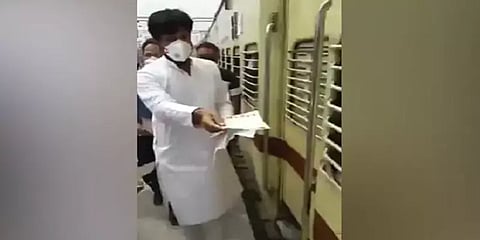 உங்கள் செலவை சோனியா காந்தி ஏற்றுள்ளார்" - காங்கிரஸ் எம்எல்ஏவின் விளம்பரம் !