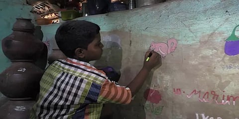 ஊரடங்கில் குடிசை வீட்டை தன் கலைத்திறனால் அலங்கரித்த ஏழை மாணவன் !