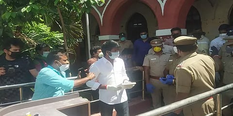 முகக் கவசம், கிருமி நாசினி வழங்கி காவலர்களுக்கு பாராட்டு தெரிவித்த நடிகர் சூரி!!