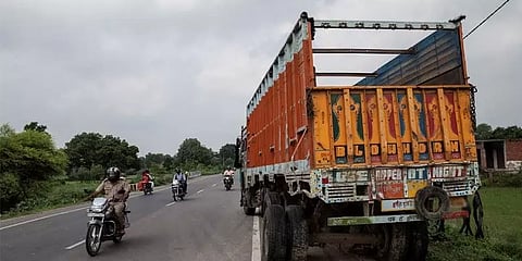 இரவெல்லாம் நட்சத்திரங்களை எண்ணுவேன்: 40 நாட்கள் லாரியிலேயே தங்கியிருந்த ஓட்டுநரின் அனுபவம்