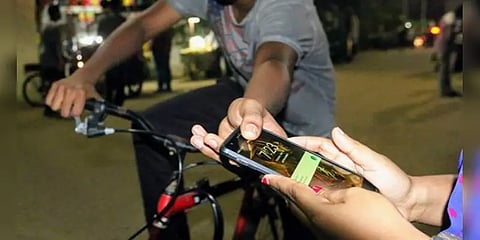 அண்ணா சாலையில் செல்போன் பறிப்பில் ஈடுபட்ட 2 சிறுவர்கள் கைது