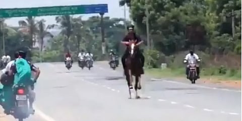 பொதுமுடக்கத்திலும் நெடுஞ்சாலையில் குதிரைப் பயணம் : சர்ச்சையில் பாஜக எம்.எம்.ஏவின் மகன்