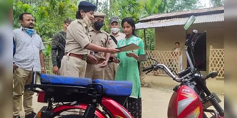 குடும்பத்தைக் காப்பாற்ற காய்கறி விற்ற ஏழைப் பெண் - இருசக்கர வாகனம் பரிசளித்த காவல்துறை