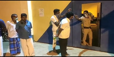 விழுப்புரம்: ஜாமீன் பெற்ற கைதிகளை வெளியே அனுப்ப லஞ்சம்? சிறை முன் குவிந்த மக்கள்