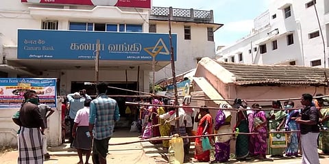 அரியலூர்: தனிநபர் இடைவெளி இன்றி வங்கிகள் முன்பு காத்திருக்கும் வாடிக்கையாளர்கள்..!