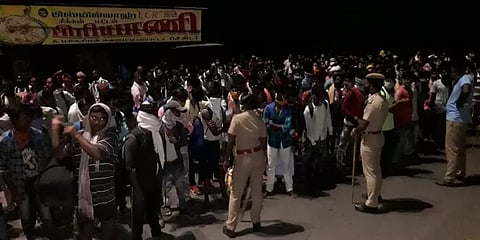 “நடந்தே சொந்த ஊர் போய் சேருகிறோம்”- போலீஸ் தடுத்ததால் வடமாநிலத்தவர்கள் போராட்டம்