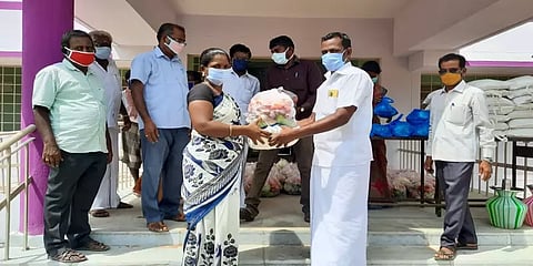 வறுமையில் தவித்த மாணவர்களின் குடும்பங்கள் : அத்தியாவசிய பொருட்கள் வழங்கி உதவிய ஆசிரியர்கள்