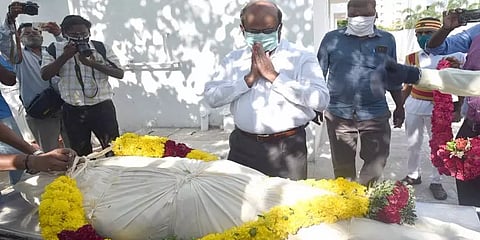 வேன் மோதி விஏஓ உயிரிழப்பு - கண்காணிப்பு பணி முடிந்து வீடு திரும்பும்போது நேர்ந்த சோகம்