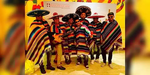 வித்தியாசமான மெக்ஸிகன் உடையில் விஜய் - வைரல் புகைப்படம்