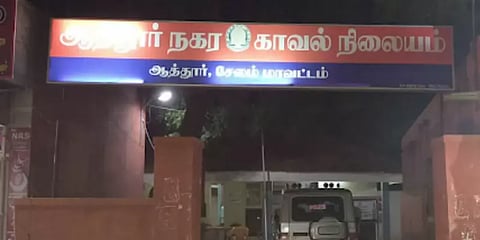 சமூக இடைவெளி இன்றி உணவு வழங்கல் ? : திமுக மாவட்டச் செயலாளர் மீது வழக்கு
